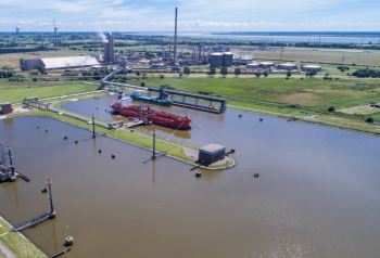 Produktionsanlage der Yara Brunsbüttel GmbH und der Hafen Ostermoor der Brunsbüttel Ports GmbH