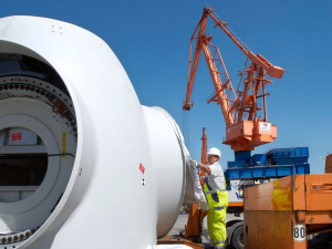 Umschlag von Windkraftanlagen im Elbehafen