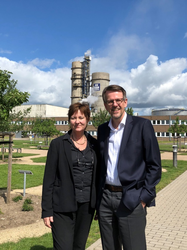 Julia Lindland (Yara Brunsbüttel GmbH) und Frank Schnabel (Brunsbüttel Ports GmbH / SCHRAMM group)